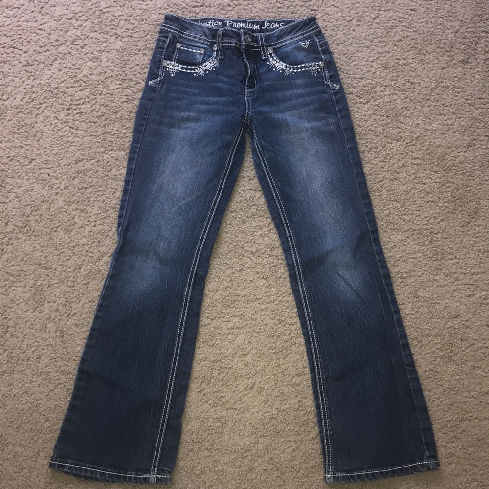 Jeans with a design and jewels near the pockets!!